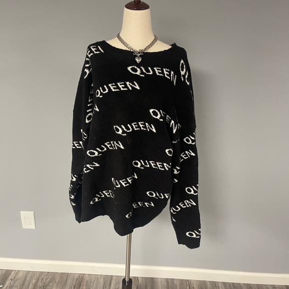 Forever 21 plus size Black Sweater with White 'Queen' Print - Picture 1 of 2